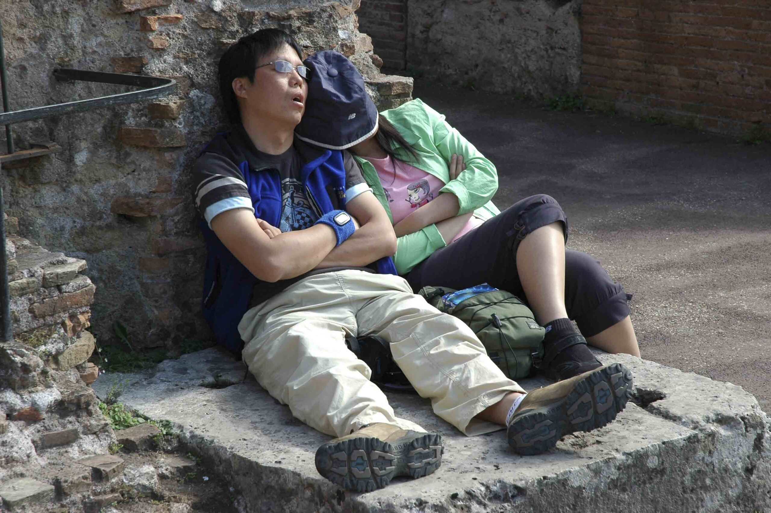 japonais faisant la sieste dehors