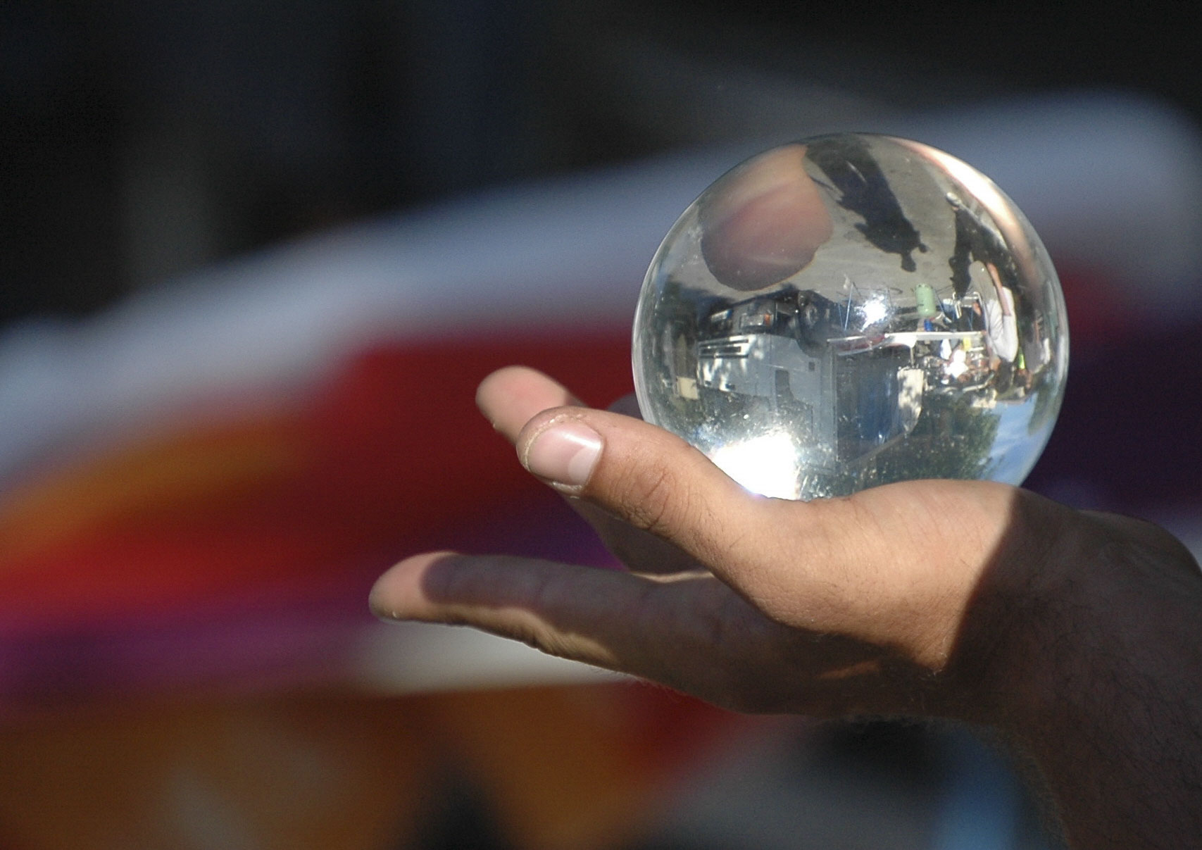 reflet boule verre main