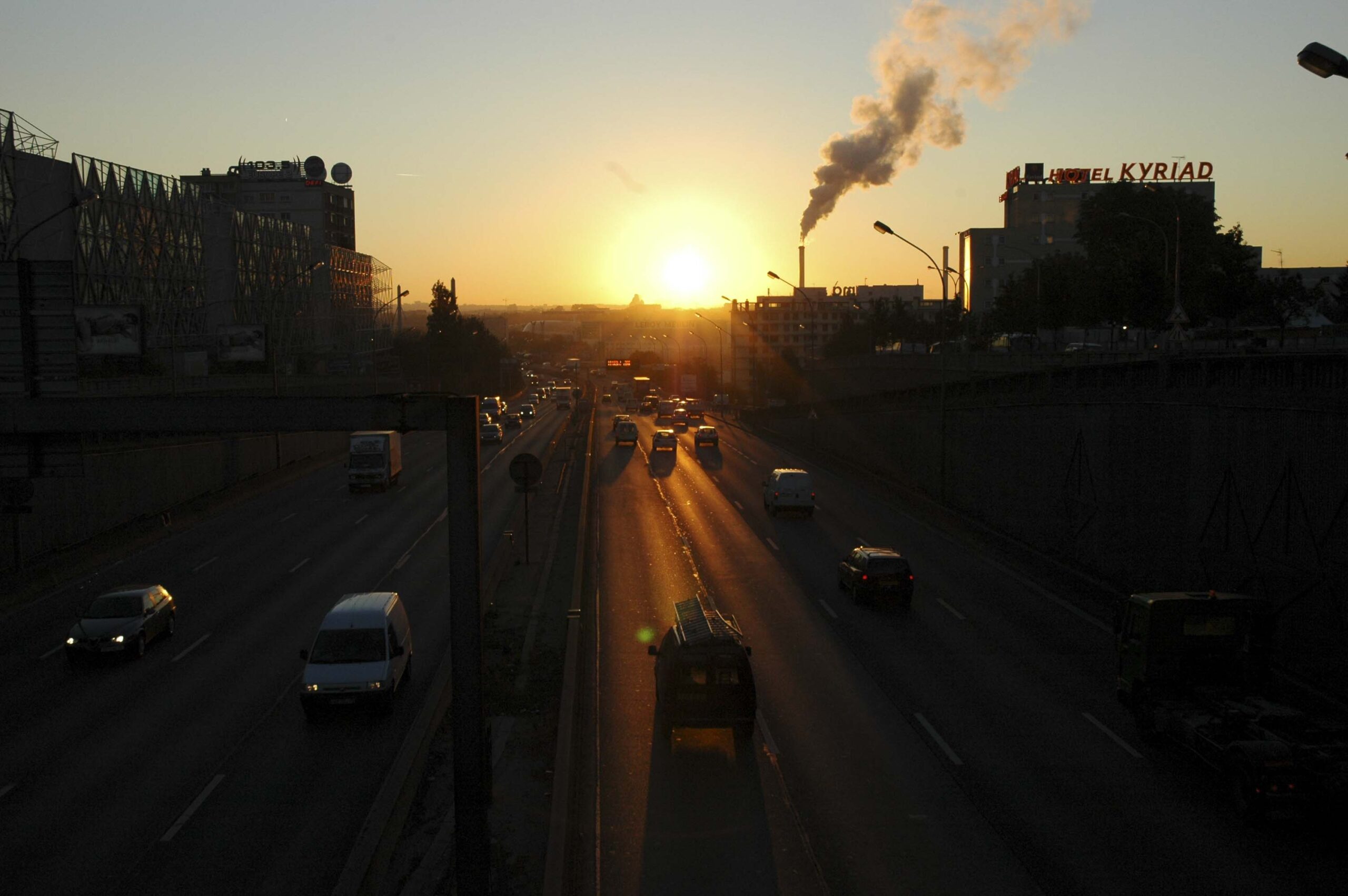 coucher de soleil sur peripherique  parisien
