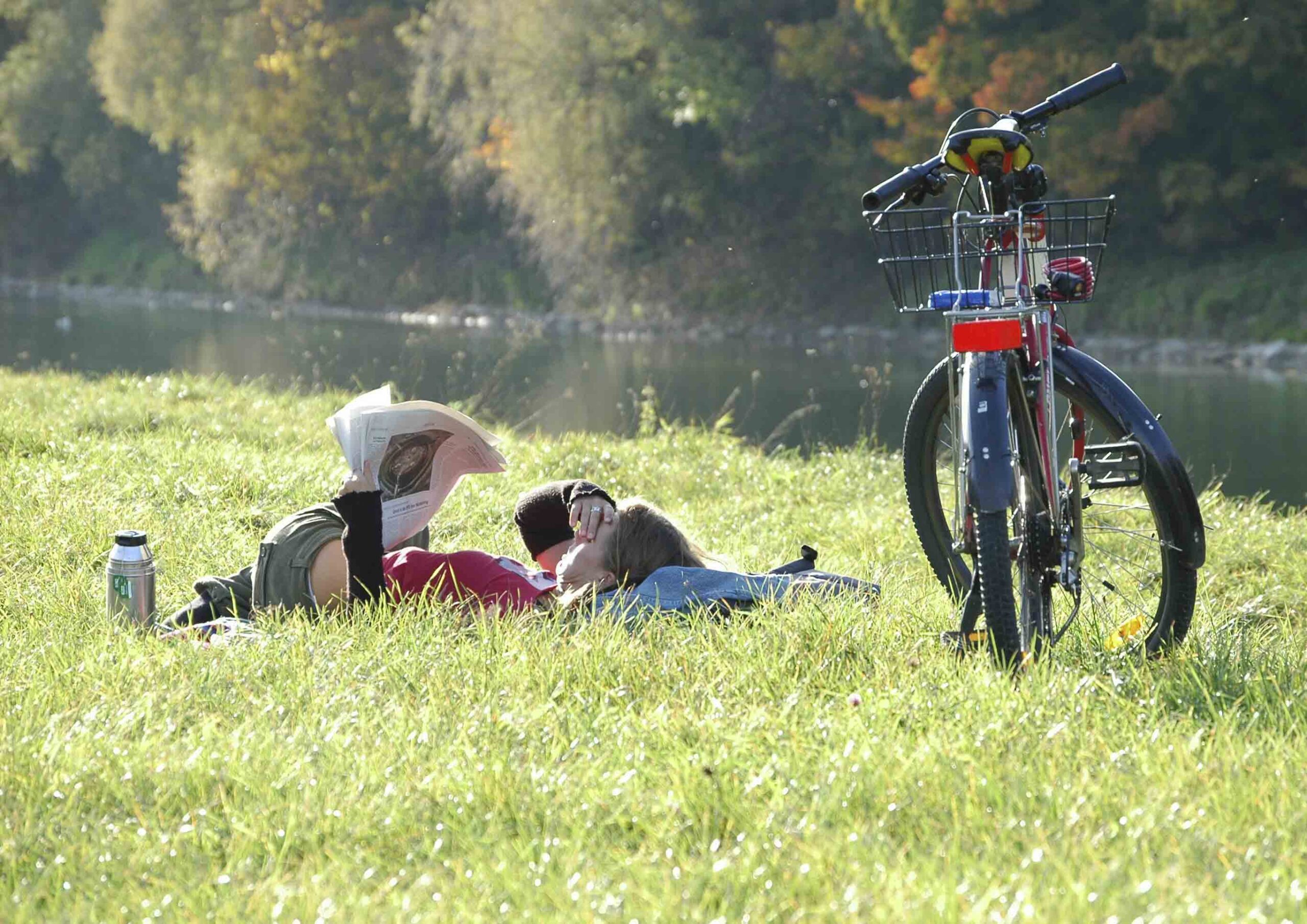 munich cycliste au bord de l’eau