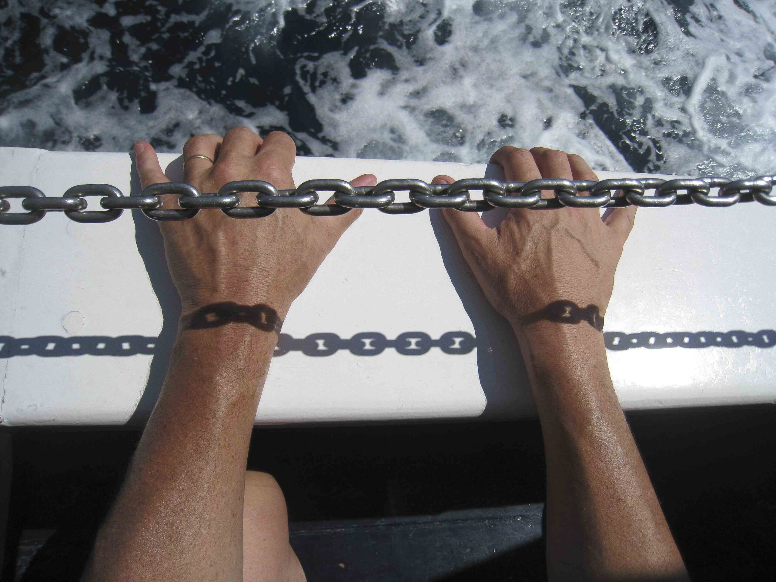 mains sur balustrade bateau